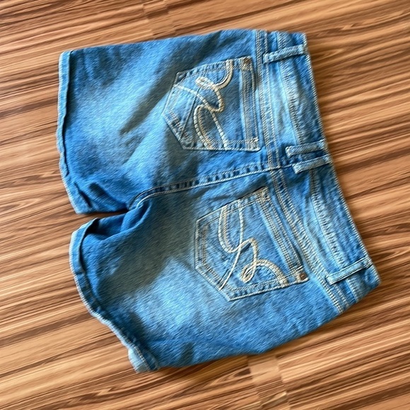 WALLFLOWER Distressed Jean Shorts Size 13 - Picture 6 of 9